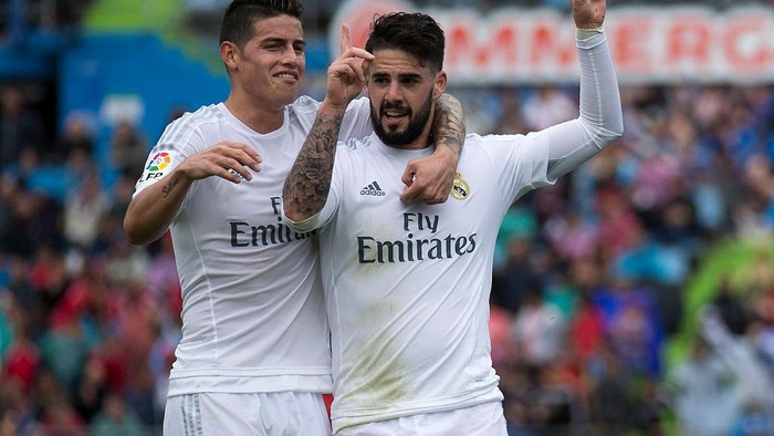 MADRID, SPAIN - FEBRUARY 26: Isco of Real Madrid celebrates after scoring his teams first goal during the UEFA Champions League round of 16 first leg match between Real Madrid and Manchester City at Bernabeu on February 26, 2020 in Madrid, Spain. (Photo by Gonzalo Arroyo Moreno/Getty Images)