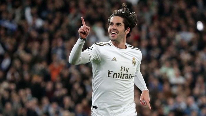 MADRID, SPAIN - FEBRUARY 26: Isco of Real Madrid celebrates after scoring his teams first goal during the UEFA Champions League round of 16 first leg match between Real Madrid and Manchester City at Bernabeu on February 26, 2020 in Madrid, Spain. (Photo by Gonzalo Arroyo Moreno/Getty Images)