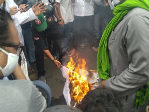 Video Massa PA 212 Bakar Poster Bergambar Presiden Macron