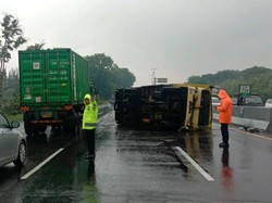 Truk Boks Muat Kecap Terguling di Tol Sidoarjo Karena Pecah Ban
