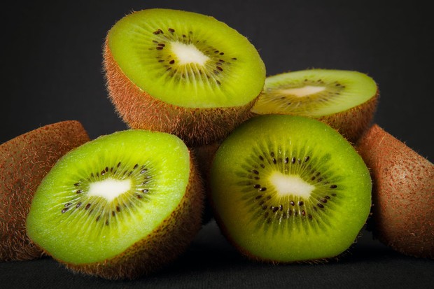 Kandungan asam askorbat di dalam buah kiwi juga membantu untuk meningkatkan kesehatan kulit.