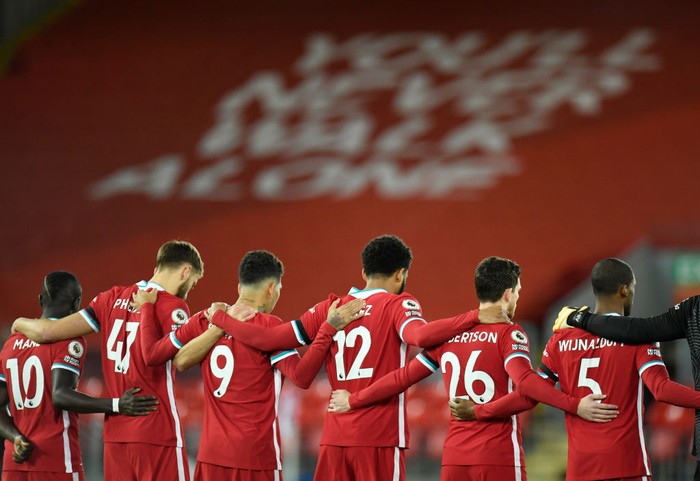 LIVERPOOL, ENGLAND - OCTOBER 31:  Liverpool players observe a minutes silence in memory of former England player, Nobby Stiles MBE, as well as to mark Armistice Day prior to the Premier League match between Liverpool and West Ham United at Anfield on October 31, 2020 in Liverpool, England. Sporting stadiums around the UK remain under strict restrictions due to the Coronavirus Pandemic as Government social distancing laws prohibit fans inside venues resulting in games being played behind closed doors. (Photo by Peter Powell - Pool/Getty Images)