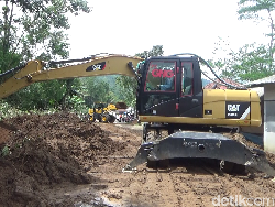 2 Alat Berat Diturunkan, Jalur Lumajang-Malang Tertutup Longsor 7 Jam Kini Lancar