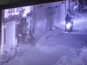 Terekam CCTV, Aksi Pencurian Motor di Rumah Kos di Jakarta