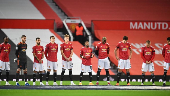 MANCHESTER, ENGLAND - NOVEMBER 01:  Manchester United players observe a minutes silence in memory of former England player, Nobby Stiles MBE, as well as to mark Armistice Day prior to during the Premier League match between Manchester United and Arsenal at Old Trafford on November 01, 2020 in Manchester, England. Sporting stadiums around the UK remain under strict restrictions due to the Coronavirus Pandemic as Government social distancing laws prohibit fans inside venues resulting in games being played behind closed doors. (Photo by Paul Ellis - Pool/Getty Images)