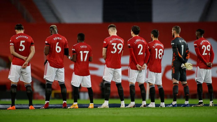 MANCHESTER, ENGLAND - NOVEMBER 01:  Manchester United players observe a minutes silence in memory of former England player, Nobby Stiles MBE, as well as to mark Armistice Day prior to during the Premier League match between Manchester United and Arsenal at Old Trafford on November 01, 2020 in Manchester, England. Sporting stadiums around the UK remain under strict restrictions due to the Coronavirus Pandemic as Government social distancing laws prohibit fans inside venues resulting in games being played behind closed doors. (Photo by Phil Noble - Pool/Getty Images)