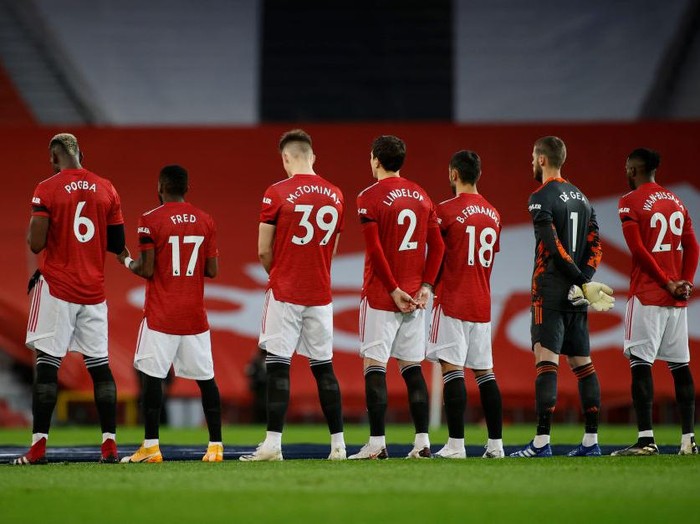MANCHESTER, ENGLAND - NOVEMBER 01:  Manchester United players observe a minutes silence in memory of former England player, Nobby Stiles MBE, as well as to mark Armistice Day prior to during the Premier League match between Manchester United and Arsenal at Old Trafford on November 01, 2020 in Manchester, England. Sporting stadiums around the UK remain under strict restrictions due to the Coronavirus Pandemic as Government social distancing laws prohibit fans inside venues resulting in games being played behind closed doors. (Photo by Phil Noble - Pool/Getty Images)