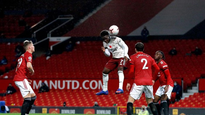MANCHESTER, ENGLAND - NOVEMBER 01: Bukayo Saka of Arsenal heads towards goal during the Premier League match between Manchester United and Arsenal at Old Trafford on November 01, 2020 in Manchester, England. Sporting stadiums around the UK remain under strict restrictions due to the Coronavirus Pandemic as Government social distancing laws prohibit fans inside venues resulting in games being played behind closed doors. (Photo by Phil Noble - Pool/Getty Images)