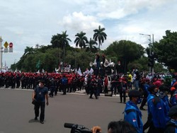 Massa Buruh Putari Bundaran Patung Kuda, Jl Medan Merdeka Selatan Ditutup