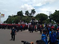 Massa Buruh Putari Bundaran Patung Kuda, Jl Medan Merdeka Selatan Ditutup Massa Buruh Putari Bundaran Patung Kuda, Jl Medan Merdeka Selatan Ditutup