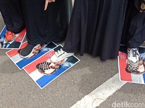 Aksi Bela Nabi Muhammad di Bandung, Massa Injak Poster Presiden Macron