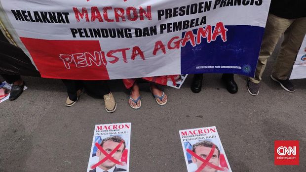 Hundreds of Muslims of various elements held a demonstration in front of the Office of the Consulate General of France in Jalan Mawar, Tegalsari, Surabaya.  They criticized the attitude of French President Emmanuel Macron, who is considered to have cornered Islam.