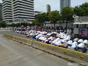 Jelang Demo Kedubes Prancis, Massa FPI Salat Berjemaah di Jalan Thamrin