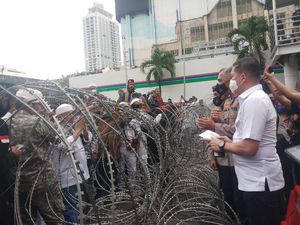 Haikal Hassan Titip Surat soal Macron ke Polisi untuk Kedubes Prancis