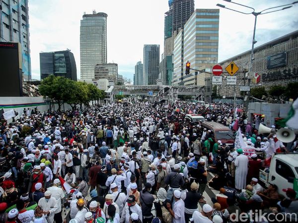 Foto: Massa Tumpah Ruah Geruduk Kedubes Prancis di Aksi Bela Nabi