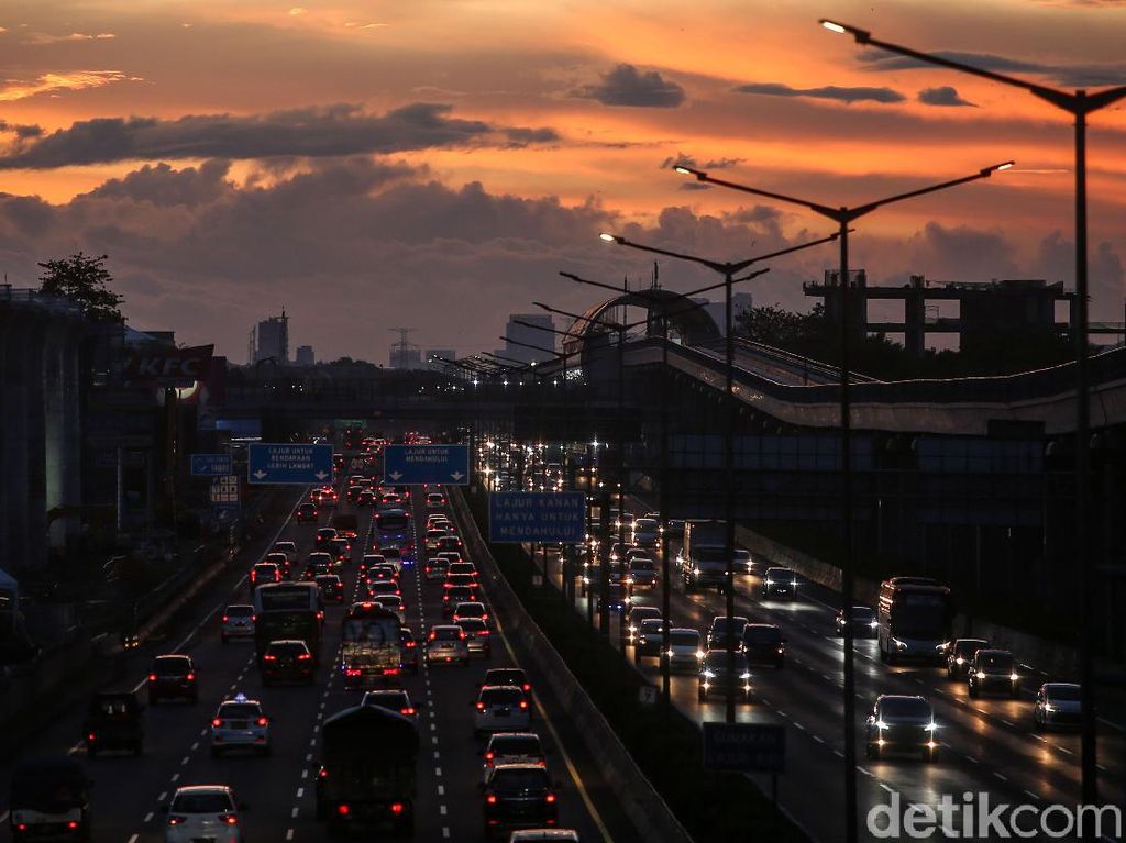 Jakarta Diguyur Hujan, Tol Dalam Kota dan JORR Macet Sore Ini