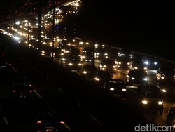 Tol JORR Macet 4 Km Imbas Ramai Kendaraan ke Arah Cikampek