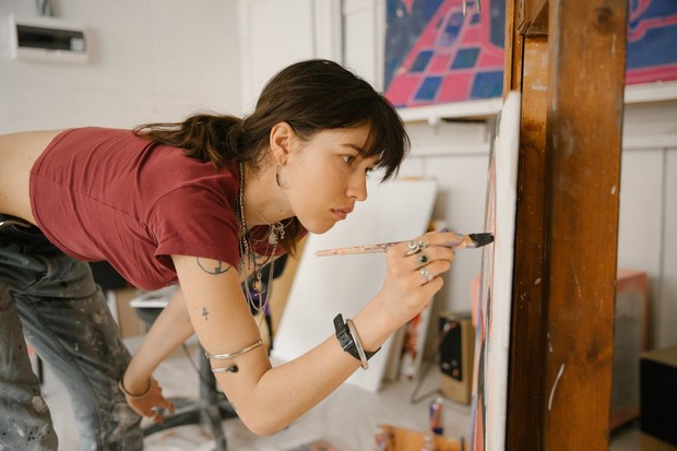 Kapan terakhir kali kamu memegang kuas untuk menggambar atau jarum untuk merajut? Kalau itu sudah terlalu lama, kamu bisa melakukannya lagi sekarang untuk menghilangkan stres.