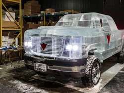 Satu-satunya di Dunia Mobil Dibuat dari Es dan Bisa Jalan