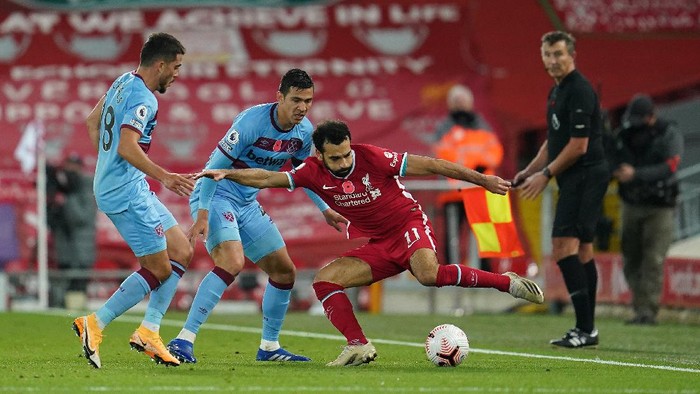 LIVERPOOL, ENGLAND - OCTOBER 31: Mohamed Salah of Liverpool controls the ball during the Premier League match between Liverpool and West Ham United at Anfield on October 31, 2020 in Liverpool, England. Sporting stadiums around the UK remain under strict restrictions due to the Coronavirus Pandemic as Government social distancing laws prohibit fans inside venues resulting in games being played behind closed doors. (Photo by Jon Super - Pool/Getty Images)