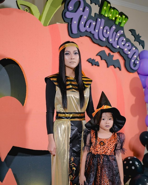 Potret Sarwendah bersama putrinya tampi dalam balutan busana Halloween.