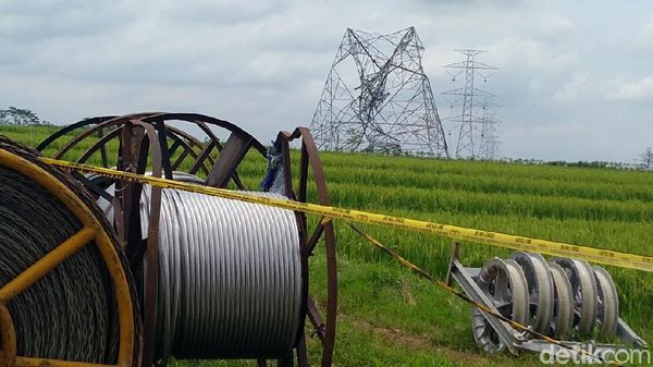 Ngeri! Tower SUTET di Batang Jateng Roboh