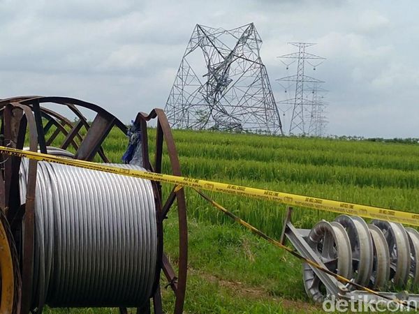 Ngeri! Tower SUTET di Batang Jateng Roboh