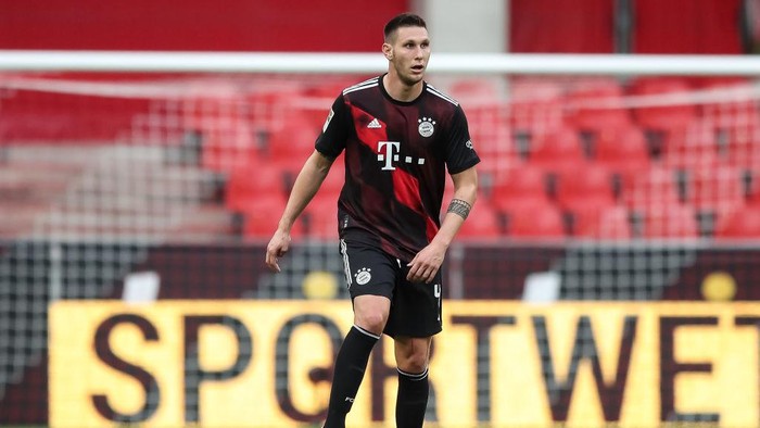 COLOGNE, GERMANY - OCTOBER 31: Niklas Suele of FC Bayern Muenchen in action during the Bundesliga match between 1. FC Koeln and FC Bayern Muenchen at RheinEnergieStadion on October 31, 2020 in Cologne, Germany. Sporting stadiums around Germany remain under strict restrictions due to the Coronavirus Pandemic as Government social distancing laws prohibit fans inside venues resulting in games being played behind closed doors.   (Photo by Christian Kaspar-Bartke/Getty Images)