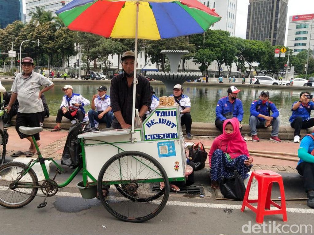 Ada Demo Omnibus Law, Pedagang Kaki Lima Nimbrung Jemput Rezeki