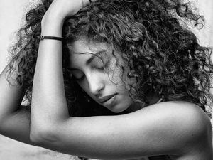 Berhijab di Serial Elite, Penampilan Asli Mina El Hammani Bikin Pangling!