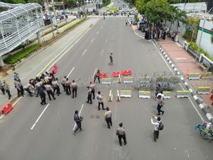 Jelang Demo di Kedubes Prancis, Lalin di Jl Thamrin Ditutup Kawat Berduri