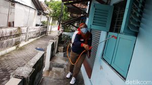 Penyemprotan Disinfektan di Yogyakarta Pasca Libur Panjang
