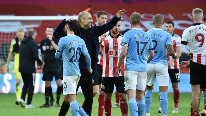 SHEFFIELD, ENGLAND - OCTOBER 31: Pep Guardiola, Manager of Manchester City celebrates with Bernando Silva of Manchester City and Kevin De Bruyne of Manchester City after the Premier League match between Sheffield United and Manchester City at Bramall Lane on October 31, 2020 in Sheffield, England. Sporting stadiums around the UK remain under strict restrictions due to the Coronavirus Pandemic as Government social distancing laws prohibit fans inside venues resulting in games being played behind closed doors. (Photo by Rui Vieira - Pool/Getty Images)