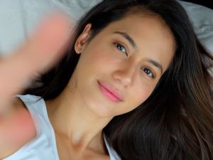 Pevita Pearce Positif Corona, Sederet Artis Kirimkan Doa Pevita Pearce Positif Corona, Sederet Artis Kirimkan Doa