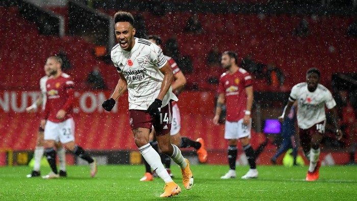 MANCHESTER, ENGLAND - NOVEMBER 01:  Pierre-Emerick Aubameyang celebrates after scoring from the penalty spot during the Premier League match between Manchester United and Arsenal at Old Trafford on November 01, 2020 in Manchester, England. Sporting stadiums around the UK remain under strict restrictions due to the Coronavirus Pandemic as Government social distancing laws prohibit fans inside venues resulting in games being played behind closed doors. (Photo by Shaun Botterill/Getty Images)
