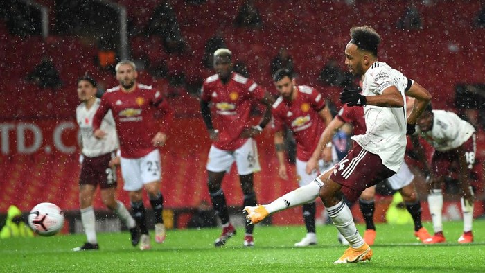 MANCHESTER, ENGLAND - NOVEMBER 01: Pierre-Emerick Aubameyang of Arsenal scores a penalty for his teams first goal  during the Premier League match between Manchester United and Arsenal at Old Trafford on November 01, 2020 in Manchester, England. Sporting stadiums around the UK remain under strict restrictions due to the Coronavirus Pandemic as Government social distancing laws prohibit fans inside venues resulting in games being played behind closed doors. (Photo by Shaun Botterill/Getty Images)