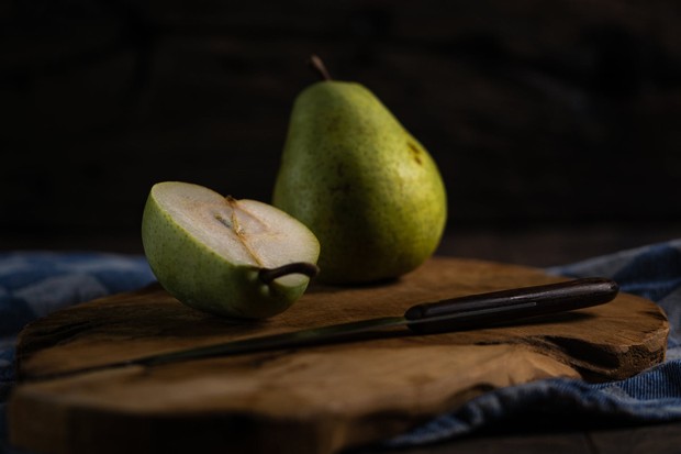 Berkat kandungan serat yang tinggi, buah pir ternyata memiliki peran yang besar untuk menjaga kesehatan kulit agar tetap lembut dan halus.