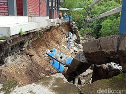 Plengsengan Gua Lawa Trenggalek Ambrol, Lapak Pedagang Menggantung