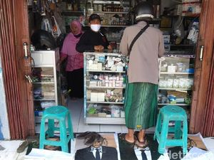 Poster Presiden Macron Dijadikan Keset Toko di Kuningan