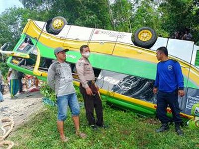 Potret Bus Terbalik di Solok Sumbar