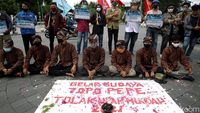 Protes Kenaikan UMP, Buruh di Yogyakarta Gelar Aksi Teatrikal