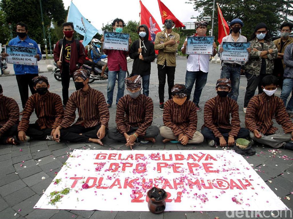 Protes Kenaikan UMP, Buruh di Yogyakarta Gelar Aksi Teatrikal