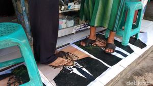 Protes Prancis, Warga Kuningan Jadikan Foto Macron Sebagai Keset