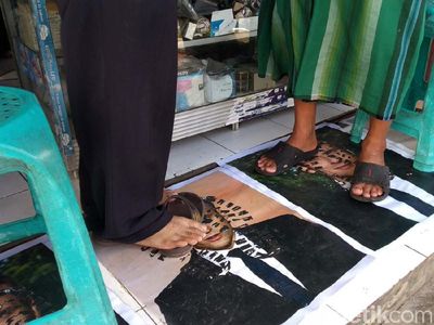 Protes Prancis, Warga Kuningan Jadikan Foto Macron Sebagai Keset
