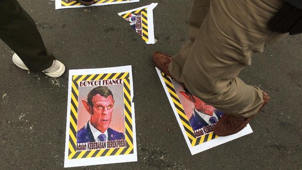 Sejumlah massa aksi mengekspresikan kemarahan mereka terhadap simbol-simbol Prancis. Mulai dari injak karikatur Macron dan tas bermerek LV, hingga tak meminum Aqua yang merupakan air minum kemasan asal Kota Mode itu.
