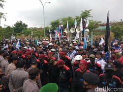 Ratusan Buruh Bandung Barat Demo Kenaikan UMP dan Omnibuslaw