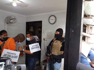 Rekonstruksi, Pembunuh WN Ghana di Jakbar Peragakan 24 Adegan Rekonstruksi, Pembunuh WN Ghana di Jakbar Peragakan 24 Adegan