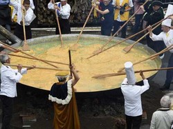 Rekor Omelet Jumbo, Dibuat dari 60 hingga 145 Ribu Telur Ayam!