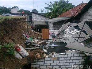 Rumah di Lamongan Roboh Tertimpa Tembok Makam, Satu Orang Tewas