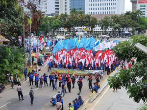 Massa Buruh dengan Atribut Bendera Padati Jalan Medan Merdeka Barat Massa Buruh dengan Atribut Bendera Padati Jalan Medan Merdeka Barat